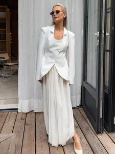 Jupe longue plissée tulipe blanche élégante avec détails drapés pour un look urbain chic.