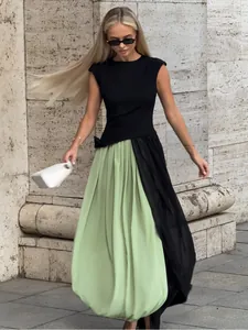 Vue détaillée d'une élégante jupe longue tulipe plissée au style color-block noir et vert.