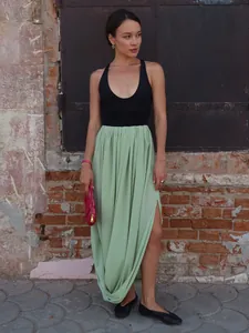 Jupe longue verte élégante à plis tulipes et fente latérale portée par un mannequin