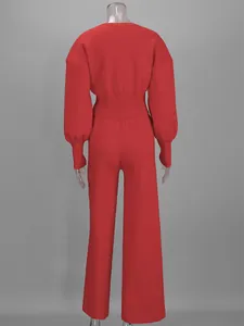 Vista trasera detallada del conjunto de punto rojo de dos piezas con top entallado y pantalón