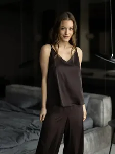 Élégant ensemble caraco et pantalon de pyjama long en satin marron porté par un mannequin
