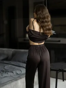 Vue arrière d'un élégant ensemble de pyjama en satin chocolat avec caraco et pantalon
