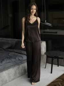 Ensemble de pyjama en satin marron foncé avec haut à bretelles et pantalon large