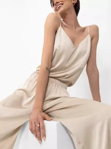 Vue détaillée du tissu en satin beige d'un ensemble de pyjama élégant pour femme.