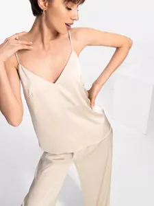 Ensemble de pyjama élégant en satin champagne avec caraco et pantalon pour un confort estival