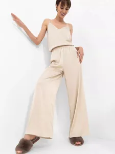Ensemble de pyjama en satin champagne élégant avec caraco et pantalon large confortable.
