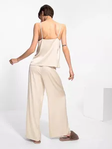 Vue arrière détaillée d'un ensemble de pyjama caraco et pantalon large en satin