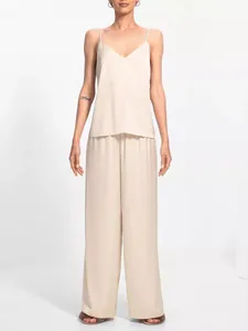 Ensemble de pyjama élégant en satin beige avec caraco et pantalon large de nuit