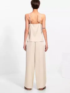Vue arrière d'un élégant pyjama en satin champagne avec caraco et pantalon.