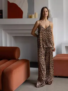 Ensemble de pyjama élégant en imitation soie imprimé léopard avec caraco et pantalon