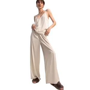 Élégant ensemble pyjama beige en fausse soie avec caraco et pantalon large pour femmes.