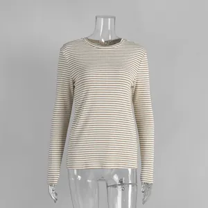 Gedetailleerd overzicht van een slim-fit gestreept T-shirt met lange mouwen en ronde hals.