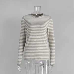 Detail van grijs en beige gestreept T-shirt met lange mouwen op een mannequin