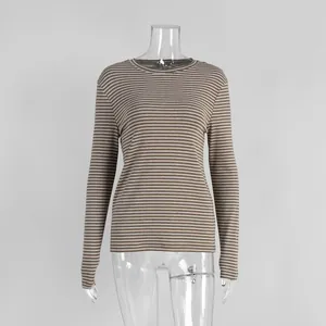 Gedetailleerde weergave van bruin-wit gestreept dames T-shirt met lange mouwen, slim fit