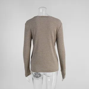 Achteraanzicht van een bruin-wit gestreept damesshirt met lange mouwen en ronde hals
