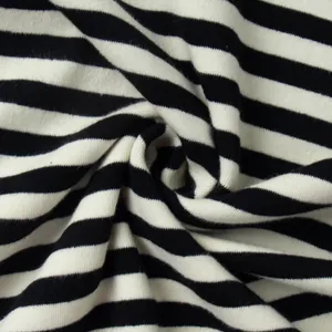 Detailopname van de zachte zwart-wit gestreepte katoenen stofstructuur voor T-shirts dames