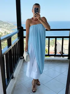 Vue détaillée d'une jupe longue fendue plissée bleu clair pour le style d'été.