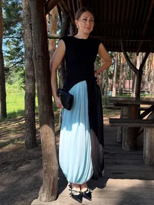 Jupe longue plissée tulipe bicolore élégante avec un design drapé à taille haute chic.