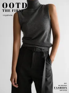 Detailansicht einer grauen ärmellosen Strickweste mit Rollkragen für einen herbstlichen Look