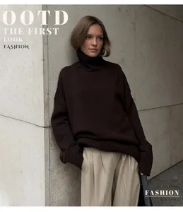 Maglione dolcevita oversize marrone scuro da donna in stile urbano autunnale