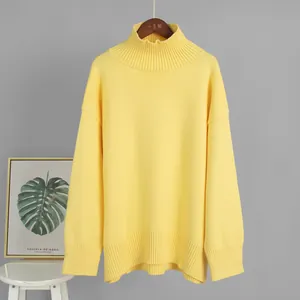 Maglione in maglia gialla oversize a collo alto per donna, pullover invernale chic.