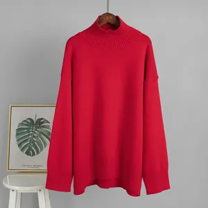 Vista dettagliata di un maglione rosso a collo alto dalla vestibilità comoda
