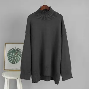 Dettaglio di un maglione lavorato a maglia a collo alto grigio scuro per le donne