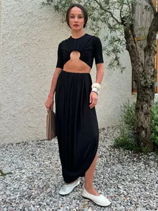 Jupe longue plissée tulipe noire chic avec une taille haute et une fente latérale