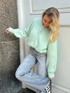Nahaufnahme einer süßen mintgrünen einreihigen Strickjacke für Damen im Lifestyle-Look