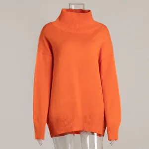 Dettaglio di un maglione a collo alto arancione brillante con trama a coste morbida