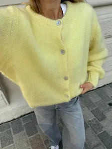 Detailansicht der süßen gelben Strickjacke mit einreihiger Knopfleiste für Damen im Candy-Style