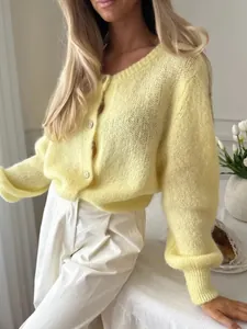 Detaillierte Ansicht der bonbonfarbenen Strickjacke mit eleganten perlenartigen Knöpfen