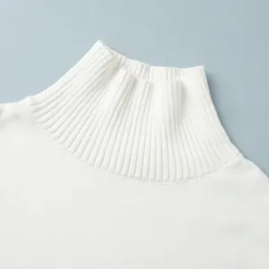 Dettaglio ravvicinato della trama a maglia a coste di un dolcevita bianco da donna