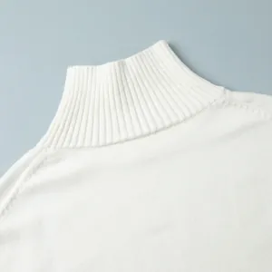 Primo piano dettagliato del collo alto a coste su un elegante maglione bianco da donna
