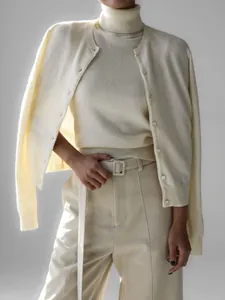 Eleganter cremefarbener ärmelloser Strick-Rollkragenpullover mit passendem Cardigan und Hose