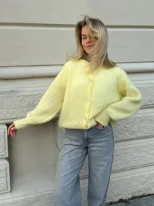 Süße bonbonfarbene Strickjacke mit einer Knopfleiste für Damen am Modell