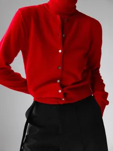 Detailansicht eines roten Strick-Cardigans kombiniert mit einem Rollkragenpullover