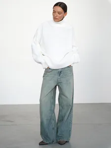 Vista dettagliata della modella che indossa un maglione bianco a collo alto oversize