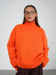 Vista dettagliata del maglione a dolcevita arancione vivace oversize con trama a maglia