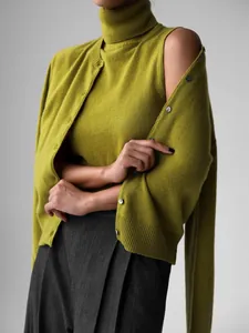 Detail der lindgrünen, ärmellosen Strickweste mit Rollkragen und passendem Cardigan