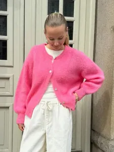 Detailansicht der bonbonrosa gestrickten Strickjacke mit Knopfleiste