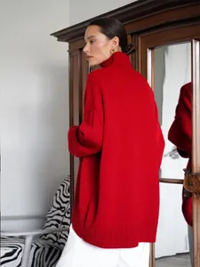 Elegante maglione a collo alto rosso oversize mostrato dal profilo posteriore sul modello