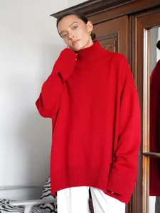 Elegante e accogliente maglione a collo alto rosso oversize in maglia spessa di alta qualità.