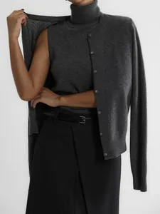 Detailansicht der anthrazitfarbenen Strickweste mit Rollkragen und passendem Cardigan
