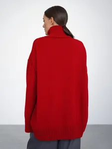 Vista posteriore dettagliata di un comodo maglione rosso a dolcevita oversize per donna