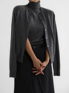 Nahaufnahme eines grauen Strick-Rollkragenpullovers und passender Strickjacke für Damen