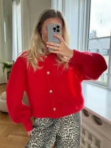 Detaillierte Ansicht eines weichen roten Strick-Cardigans mit eleganten Knöpfen