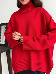 Vista dettagliata di un maglione lavorato a maglia a collo alto rosso vivace oversize da donna.