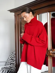 Vista dettagliata di un maglione a collo alto rosso oversize da donna in maglia