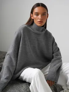 Dettaglio ravvicinato della trama a coste di questo maglione a collo alto grigio
